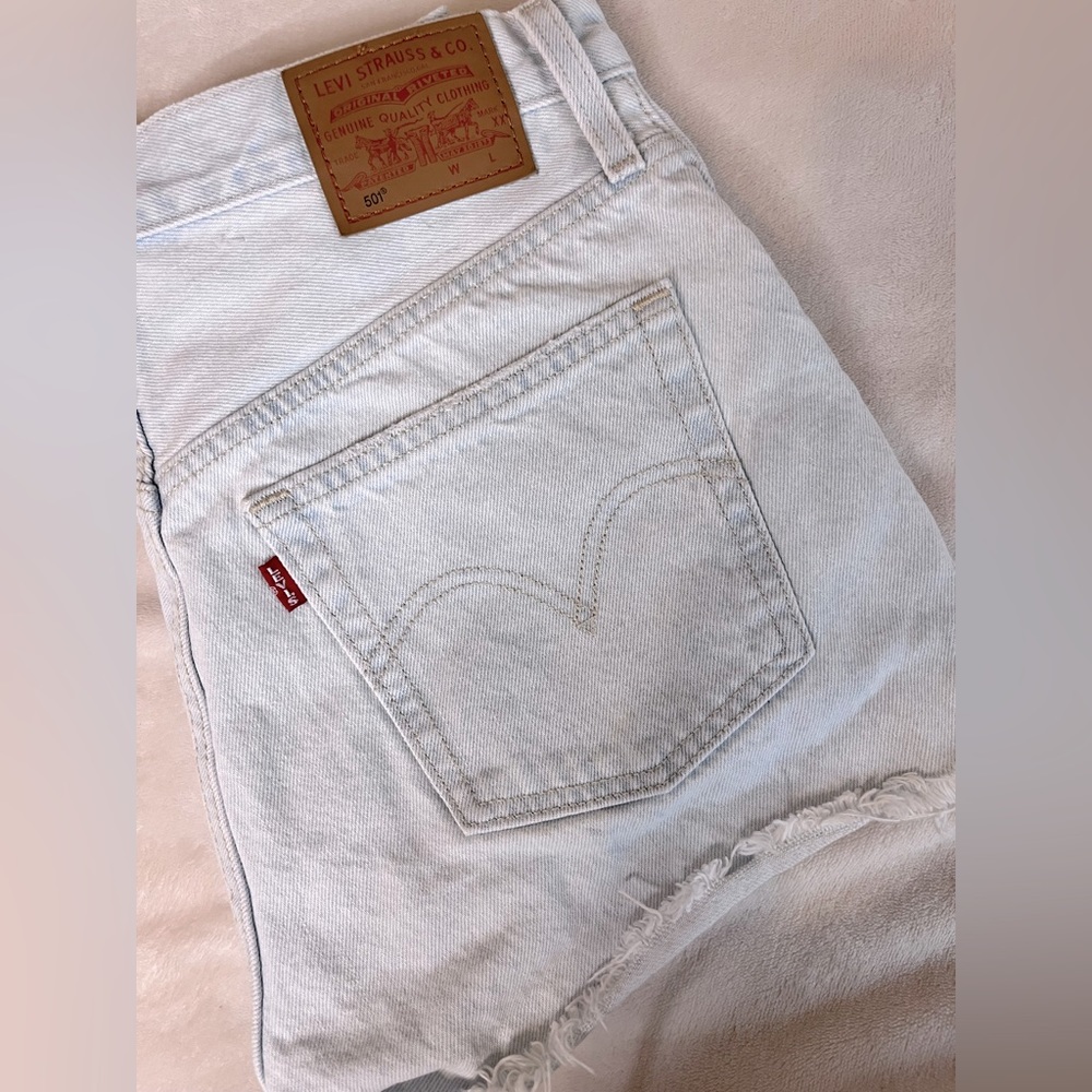 Light Wash Levi’s Shorts